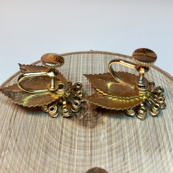 Vintage Costume Screw Back Earrings Stamped Gold Leaves Ruby Red Rhinestones - Picture 2 of 5